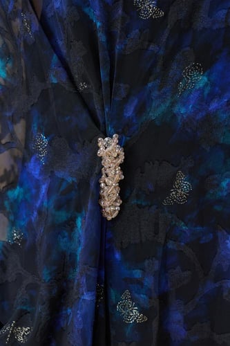 جلابية زرقاء واسعة بتفاصيل لامعة