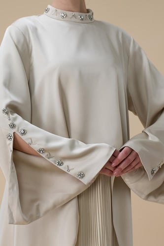 جلابية انيقة بيج بتصميم بليسيه