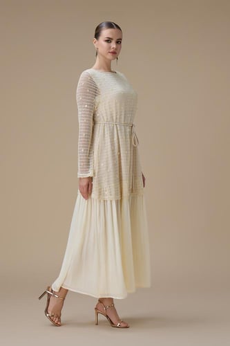 فستان طويل سكري بطبقتين مع حزام أنيق