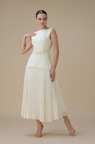 فستان ماكسي بيج بتنورة بليسيه وتفاصيل خرزية