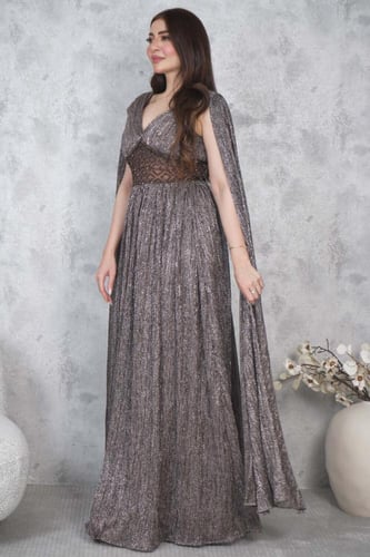 فستان سهره طويل بأكمام كيب لون بني فاتح