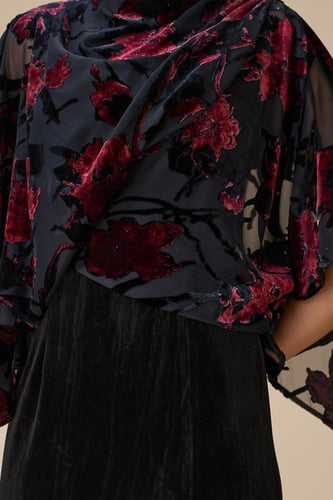 فستان اسود طويل بتوب مزين بالورود