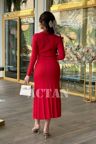 فستان ميدي بحياكة مضلعة مزين بأزرار لون احمر