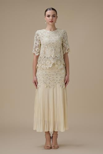 طقم دانتيل سكري مع تنورة بليسيه أنيقة