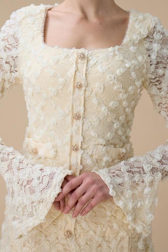 فستان دانتيل ميدي اصفر بأكمام طويلة