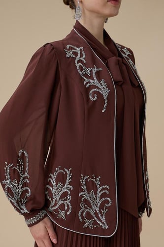 فستان بني من قطعتين بليسيه بتطريزات فاخرة أنيقة