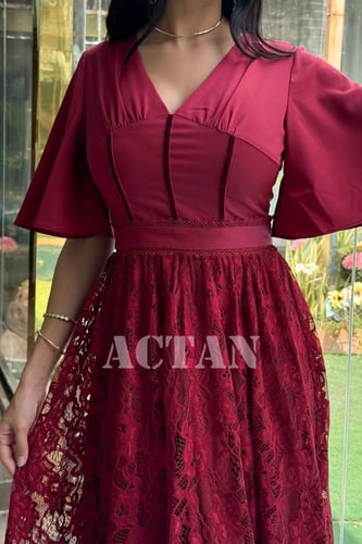 فستان ماكسي دانتيل بأكمام كشكش واسعة لون عنابي