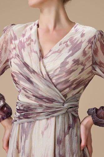 فستان موف طويل بقصة ملتفة مع أكمام شفافة