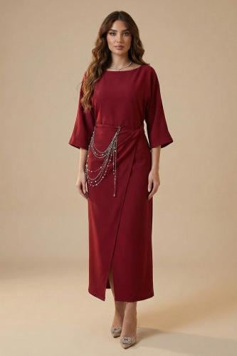 فستان طويل مزين بالكريستال لون عنابي