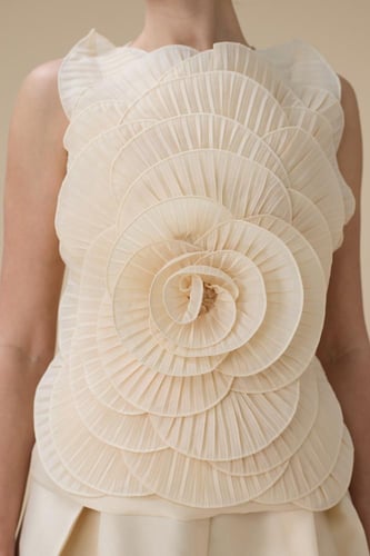 طقم بيج بتصميم وردي ثلاثي الأبعاد وتنورة واسعة