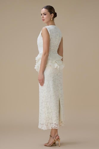 فستان أبيض طويل بتطريز دانتيل