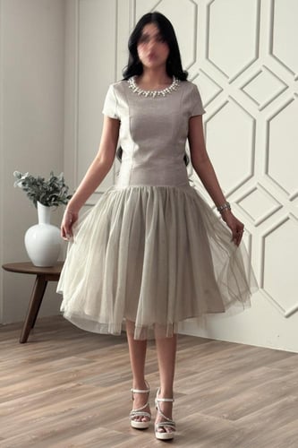 فستان ميدي بياقة مزينة بلؤلؤ لون رصاصي