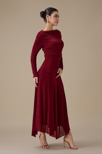 فستان طويل برغندي بتصميم أنيق