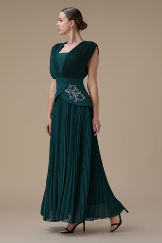 فستان طويل أخضر بليسيه