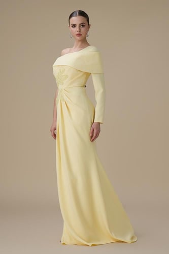 فستان طويل اصفر بكتف واحد