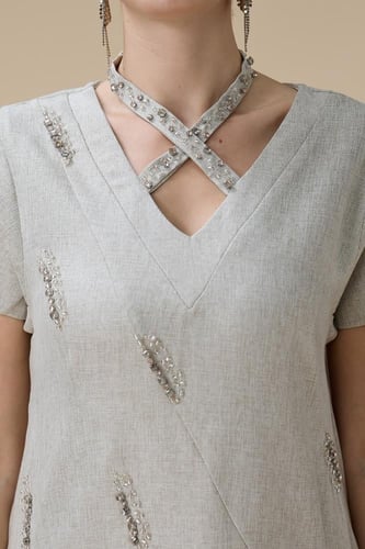 جلابية طويلة بيج بياقة v متقاطعة