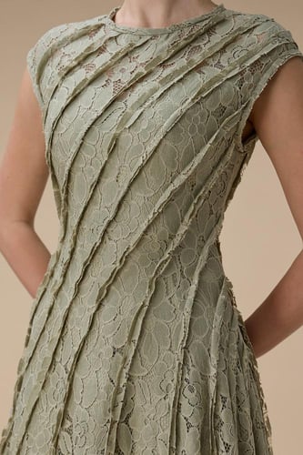 فستان ميدي اخضر دانتيل بتفاصيل طيات