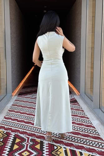 فستان ميدي بطيات عالخصر لون اخضر فاتح