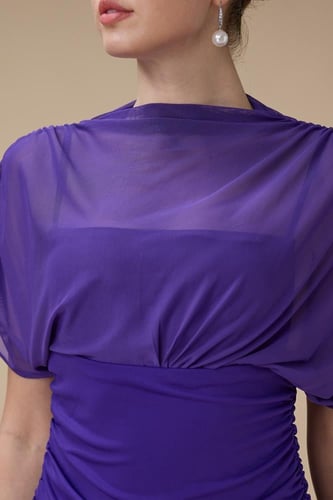 فستان بنفسجي طويل بتصميم درابيه