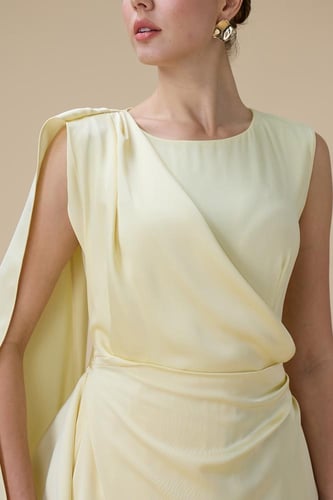 فستان طويل اصفر بتصميم لف وتنورة بليسيه