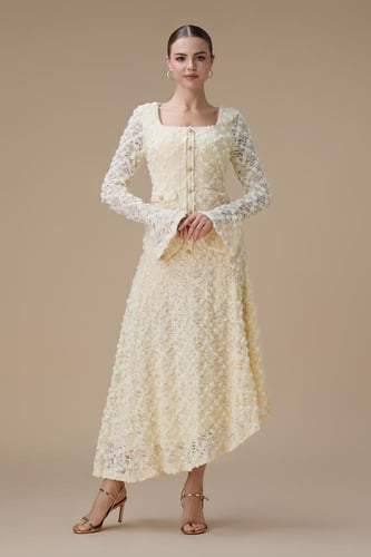 فستان دانتيل ميدي اصفر بأكمام طويلة