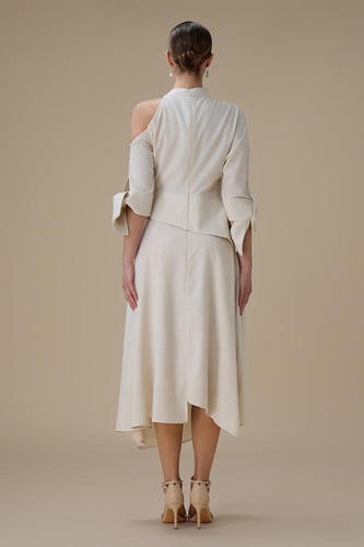 طقم بيج ميدي بتصميم كتف واحد وحزام مطرز باللؤلؤ