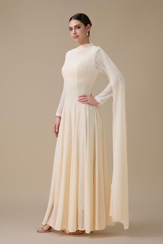 فستان طويل بيج بوشاح كتف