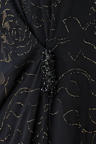 جلابية سوداء واسعة بتفاصيل لامعة