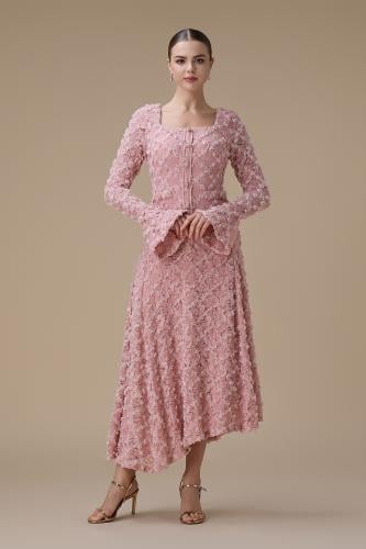 فستان دانتيل ميدي وردي بأكمام طويلة