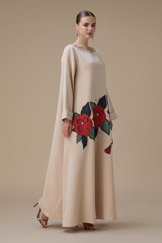 جلابية بيج طويلة واسعة بتطريز وردي ثلاثي الأبعاد