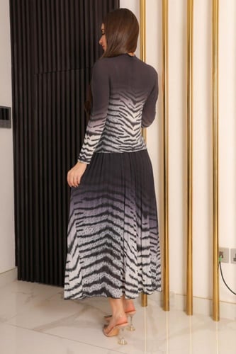 طقم ربيعي قطعتين تنورة وبلوزة بنقش نمري