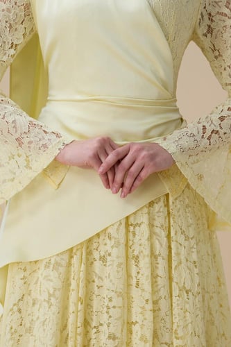 فستان ماكسي دانتيل أصفر فاتح