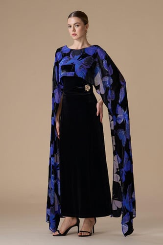 فستان بنفسجي طويل بأكمام كاب