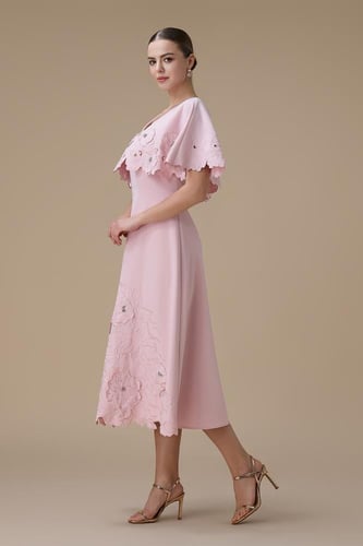 فستان ميدي وردي بتطريز زهور