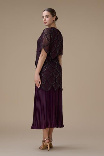 طقم عنابي دانتيل مع تنورة بليسيه أنيقة