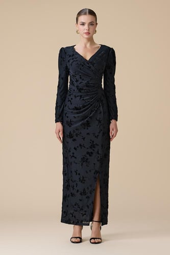 فستان اسود طويل مخمل