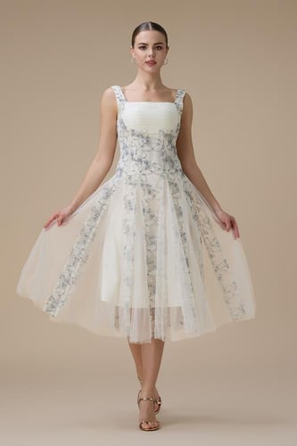 فستان قصير بتطريز رصاصي وتنورة تول شفافة