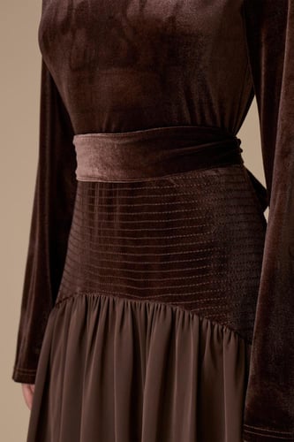 فستان بني طويل بأكمام طويلة