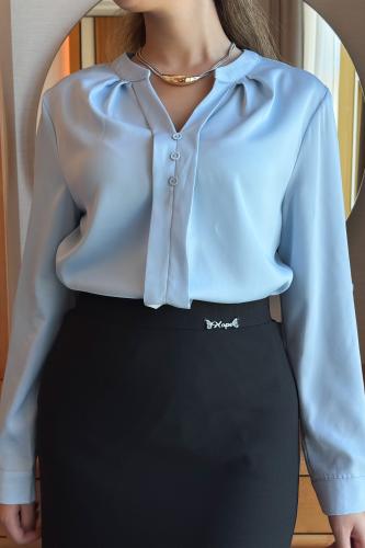 بلوزة بكسرات عند الياقة لون ازرق