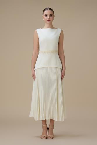 فستان ماكسي بيج بتنورة بليسيه وتفاصيل خرزية