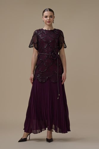 فستان دانتيل عنابي بتنورة بليسيه أنيقة