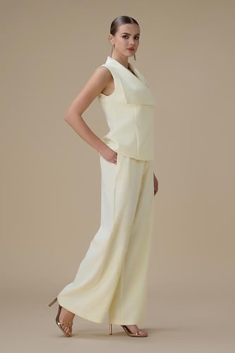 طقم اصفر بتوب بدون أكمام وبنطال واسع بتطريز ناعم