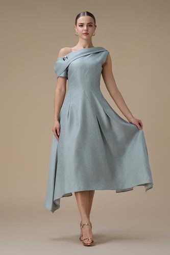 فستان ميدي ازرق بقصة كتف واحد