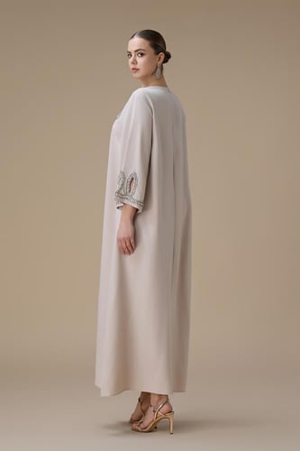 جلابية طويلة بيج بتطريز فضي