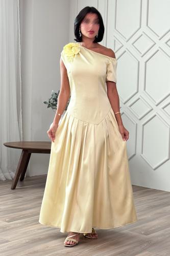 فستان بكسرات وخصر نازل مزين ببروش ورد لون اصفر فات...