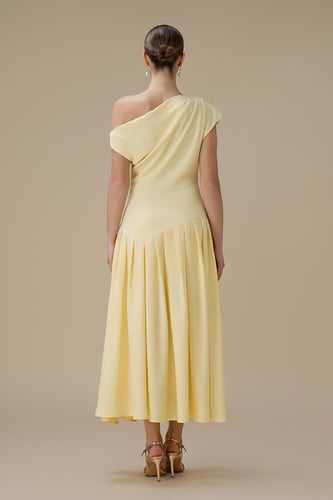 فستان أصفر ميدي بكتف واحد وقصة أنثوية