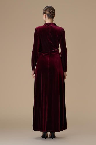 فستان برغندي طويل مخمل مزين بالكريستال