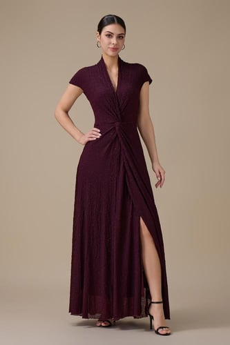 فستان بنفسجي طويل بقصة ملتفة