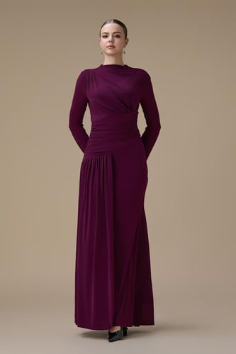 فستان طويل بنفسجي بكسرات جانبية