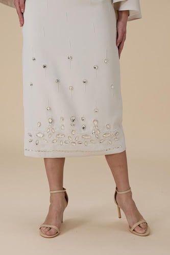 طقم تنورة سكري بتصميم كاب وتطريز كريستالي